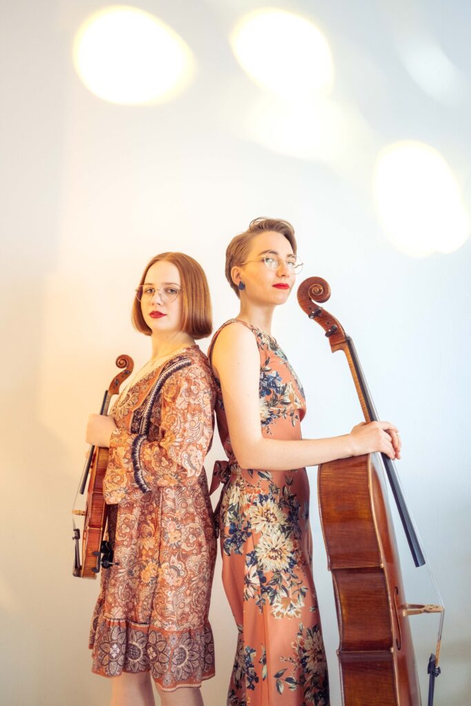 Kymmenkieli-duo Carolina Stenbäck (sello) ja Viive Virtanen (viulu)